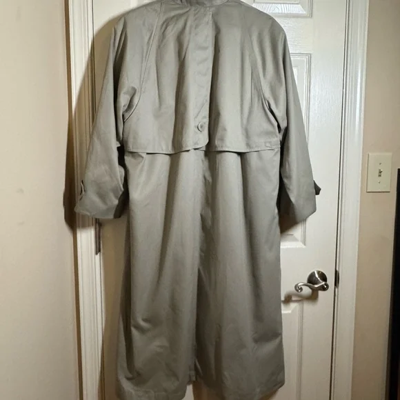 Vintage London Fog Women's Tan Trench Coat - Picture 3 of 13